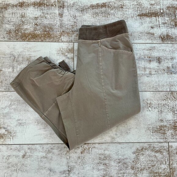 Zenergy by Chico's Capri Pants with FREE Matching Cardigan - Picture 3 of 11